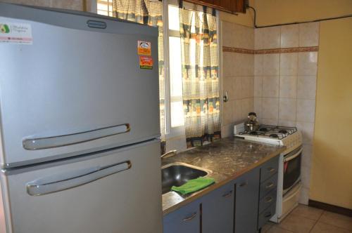 una cucina con frigorifero e lavello di HUGO 3 a Colón