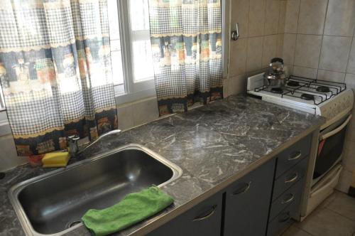 a kitchen with a sink and a stove at HUGO 3 in Colón