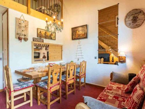 une salle à manger avec une table et des chaises dans l'établissement Sublime 3 pièces avec mezzanine à Valmorel, 8 pers, animaux admis, parking en option - FR-1-291-784, à Valmorel