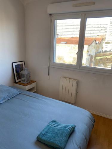 - une chambre avec un lit et une grande fenêtre dans l'établissement Chambre confortable bordeaux, à Bordeaux