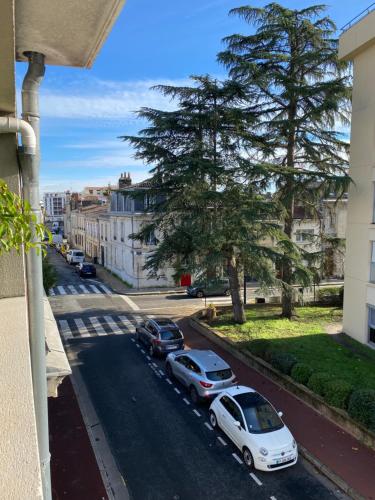 - une vue sur une rue avec des voitures garées sur la route dans l'établissement Chambre confortable bordeaux, à Bordeaux