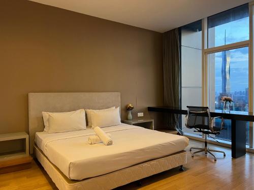 سرير أو أسرّة في غرفة في Platinum Suites Kuala Lampur by Likehome