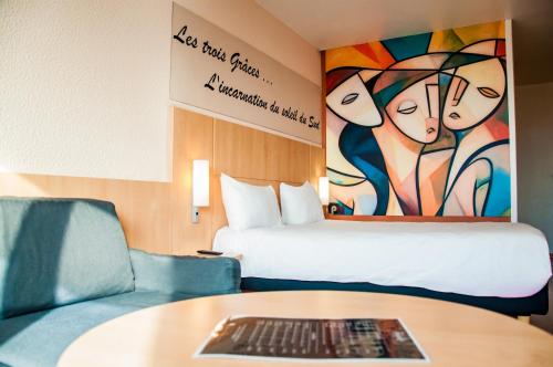 a room with a bed and a laptop on a table at ibis Montpellier Centre Comedie in Montpellier