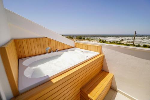 bañera en la parte superior de un balcón en Villa Letoon 1 