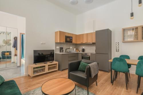 Apartment with private terrace - Near Gellert Thermal Bath tesisinde mutfak veya mini mutfak