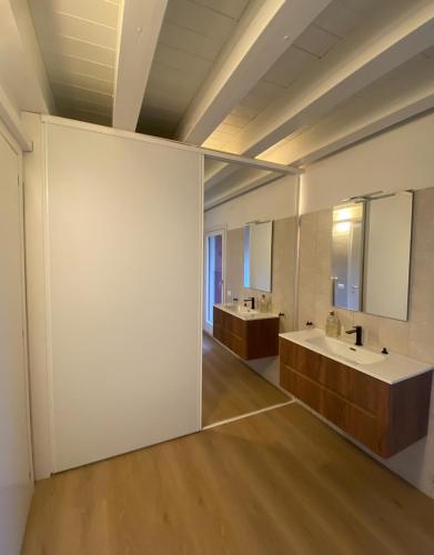 a large bathroom with two sinks and two mirrors at Residence19ilborgo in Asolo