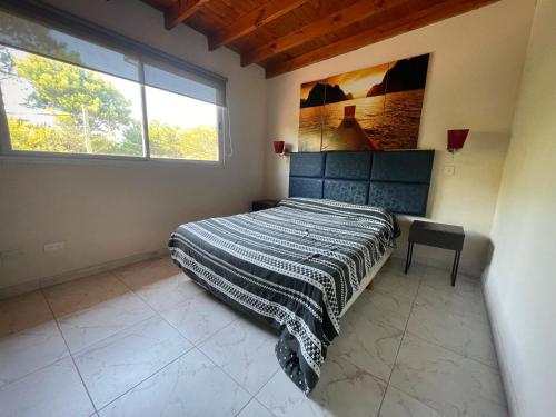 1 dormitorio con cama y ventana grande en Ayres Pampa II Pa en Las Gaviotas