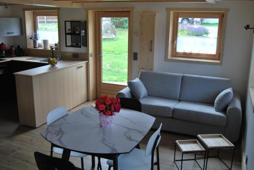 un salon avec une table et un canapé dans l'établissement La ferme du Mont-Blanc, à Combloux