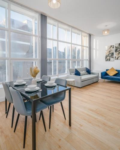 a living room with a glass table and chairs at Premium 2 Bed Apartment - Free Parking - Town Centre - Station in Luton