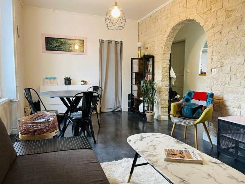 - un salon avec un canapé et une table dans l'établissement Chaleureux appart, proche de La Loire avec parking, à Orléans