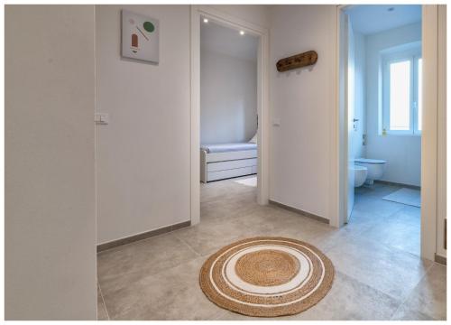 ein Badezimmer mit einem WC und einem Teppich auf dem Boden in der Unterkunft Appartamento nel cuore di Varazze - Estia in Varraze
