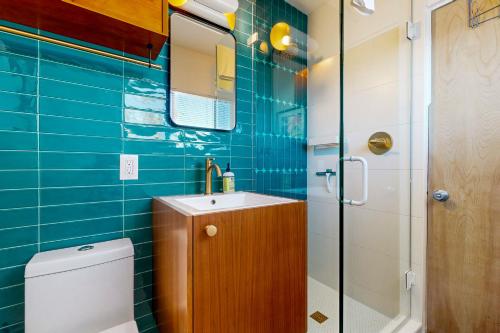 een badkamer met toilet, wastafel en douche bij The Aluminum House Permit# 2227 in Palm Springs