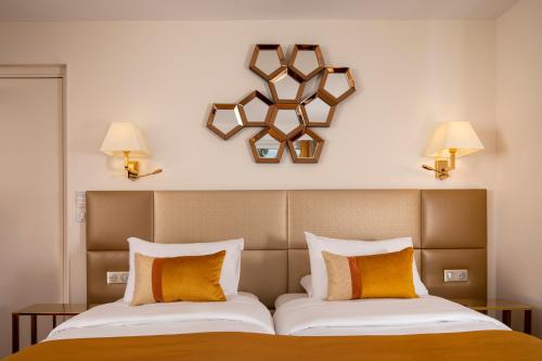 una camera con un letto con due cuscini di Hotel De Suede Saint Germain a Parigi