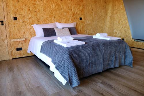 1 dormitorio con 1 cama con 2 toallas en CÔA HONEYCOMB, en Pinhel