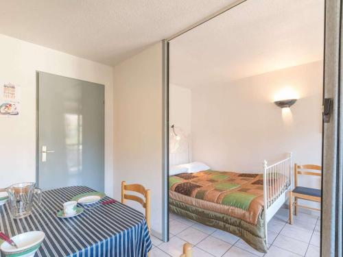 1 dormitorio con 1 cama y 1 mesa en una habitación en Appartement Briançon, 2 pièces, 5 personnes - FR-1-330C-22 en Briançon