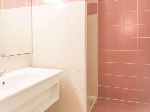 une salle de bain avec un lavabo et une douche dans l'établissement Charmant 2 pièces avec balcon, idéal pour 5 pers. à 100m des pistes, proche centre Briançon - FR-1-330C-25, à Briançon