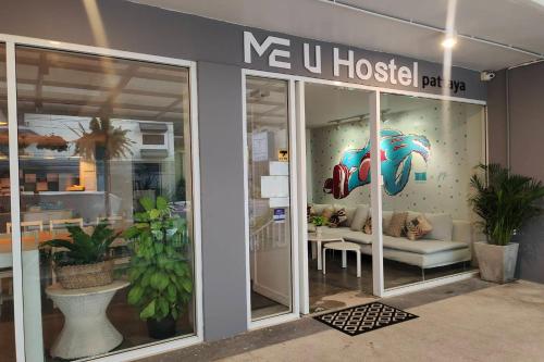 Khu vực ghế ngồi tại ME U Hostel Pattaya