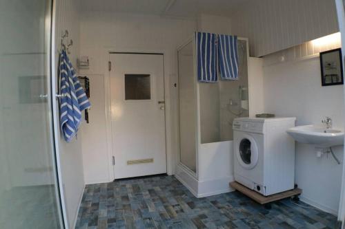 W łazience znajduje się pralka i umywalka. w obiekcie Saunahotel mit Badezimmer w mieście Meinerzhagen