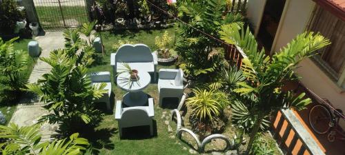 an overhead view of a garden with blue chairs and trees at Zia Homestay in Burgos