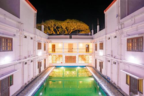 una piscina en un edificio por la noche en De Havelock Queen, en Isla Havelock