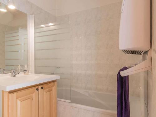 une salle de bain avec un lavabo et une douche dans l'établissement Joli 2 pièces proche commerces, télécabine, balcon, casier à skis - FR-1-330C-32, à Briançon