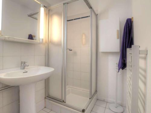 une salle de bain avec douche et lavabo dans l'établissement Appartement 2 pièces avec terrasse, proche commerces et télécabine - Briançon - FR-1-330C-80, à Briançon