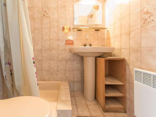 布里昂松的住宿－Appartement Briançon, 1 pièce, 2 personnes - FR-1-330C-47，一间带水槽和卫生间的小浴室