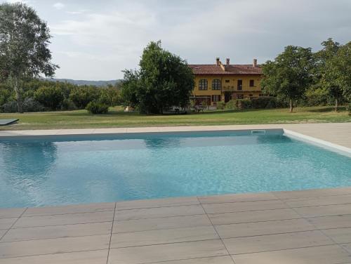 una grande piscina di fronte a una casa di La Cà dOlga a La Morra