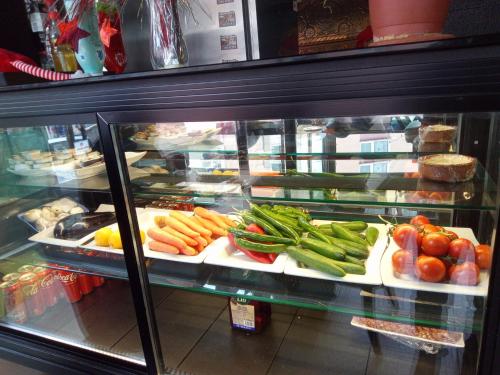 een vitrine in een winkel met groenten op borden bij Center Room Otel in Yenimahalle
