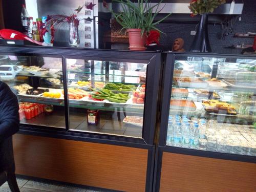 een vitrine in een restaurant met eten erin bij Center Room Otel in Yenimahalle