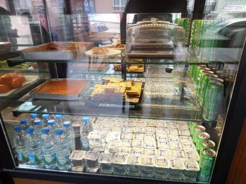 een vitrine met flessen water en gebak bij Center Room Otel in Yenimahalle