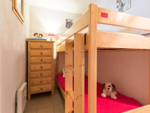セレ・シュヴァリエにあるAppartement La Salle-les-Alpes, 1 pièce, 4 personnes - FR-1-330F-100の二段ベッドの下段に犬が寝そべっている