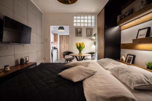 Tempat tidur dalam kamar di Old Town Heart XII - Poznańska Luxury Loft