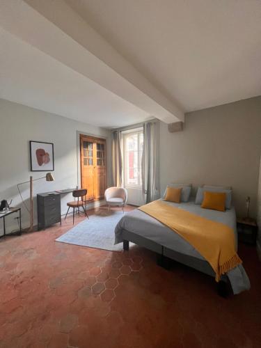 - une chambre avec un lit et un bureau dans l'établissement La maison d'Hélios, à Aleçon