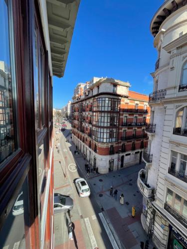 een raam met uitzicht op een straat met gebouwen bij Atuaire Home Luz de Burgos II Centro con Parking Incluido in Burgos