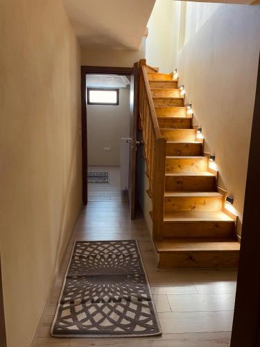 um corredor com escadas com uma porta e um tapete em Polar chalet em Kalívia