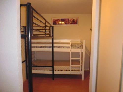 Appartement La Mongie, 2 pièces, 8 personnes - FR-1-404-67にある二段ベッド