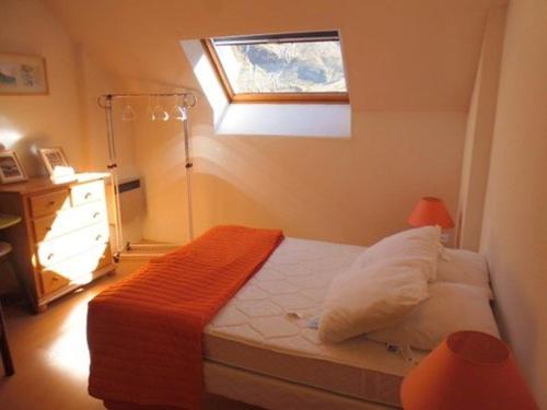 ラ・モンジーにあるAppartement La Mongie, 2 pièces, 8 personnes - FR-1-404-67の小さなベッドルーム(ベッド1台、窓付)