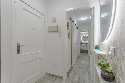 uma casa de banho branca com uma porta branca e um lavatório em TULUM MEDANO BEACH em El Médano