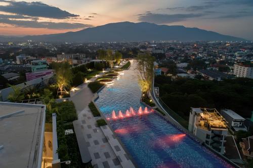 - Vistas al río por la noche desde un edificio en Astra Sky River Chiang Mai, en Chiang Mai