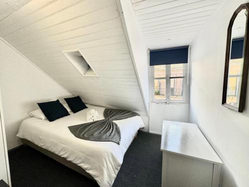 ein kleines Schlafzimmer mit einem Bett im Dachgeschoss in der Unterkunft Low Cost Arroios Rooms in Lissabon