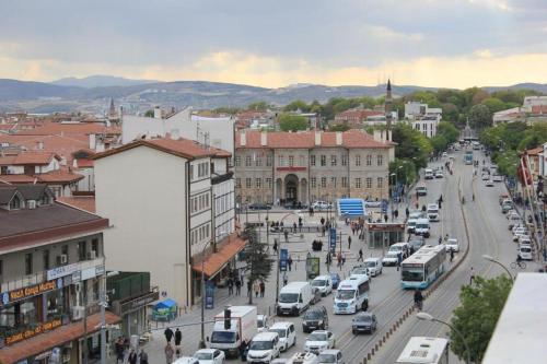 eine Stadt mit Autos auf einer belebten Straße in der Unterkunft THINK HOTEL in Konya