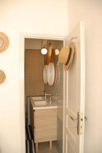 une petite cuisine avec un évier et un évier dans l'établissement Sète: Magnifique appartement 8 couchages, à Sète