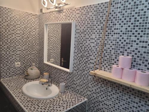 y baño con lavabo y espejo. en Villa oasis n°5, en Gandigal
