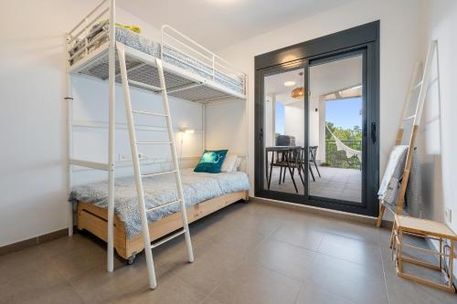 カラファットにあるCasa Calafatのベッドルーム1室(二段ベッド2組付)、バルコニーが備わります。