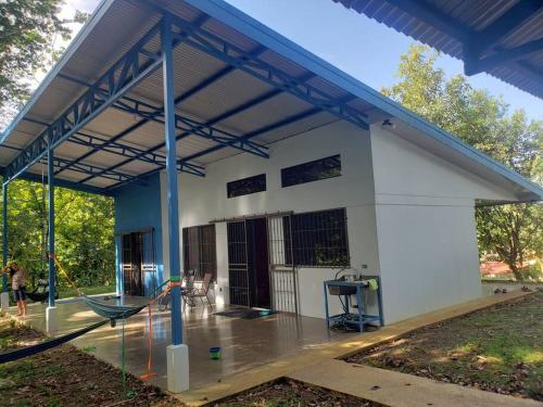 ein großes weißes Gebäude mit blauem Dach in der Unterkunft Loma Linda Sarapiquí Casa Nueva NEW HOUSE 3bed/2bath in Tirimbina