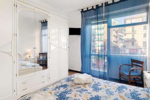 um quarto com uma cama e uma janela em La casa del pescatore em Alassio