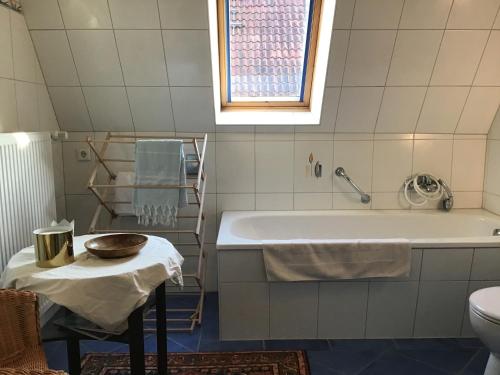 a bathroom with a tub and a toilet and a sink at Haus vor dem Schöneberger Tor in Hofgeismar