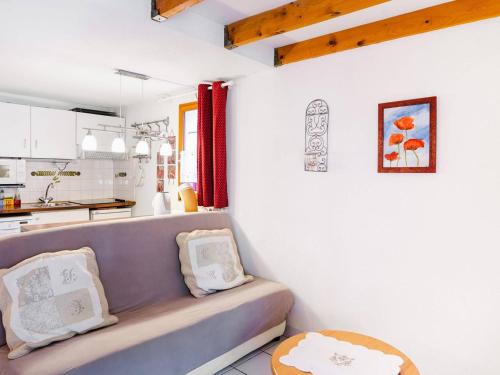 un salon avec un canapé et une cuisine dans l'établissement Villa Studio Mezzanine à Narbonne-Plage - Terrasse Sud, Parking, 4 Couchages, Tout Confort - FR-1-409-103, à Narbonne-Plage