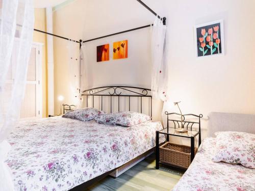 - une chambre avec un grand lit et un couvre-lit dans l'établissement Villa Studio Mezzanine à Narbonne-Plage - Terrasse Sud, Parking, 4 Couchages, Tout Confort - FR-1-409-103, à Narbonne-Plage